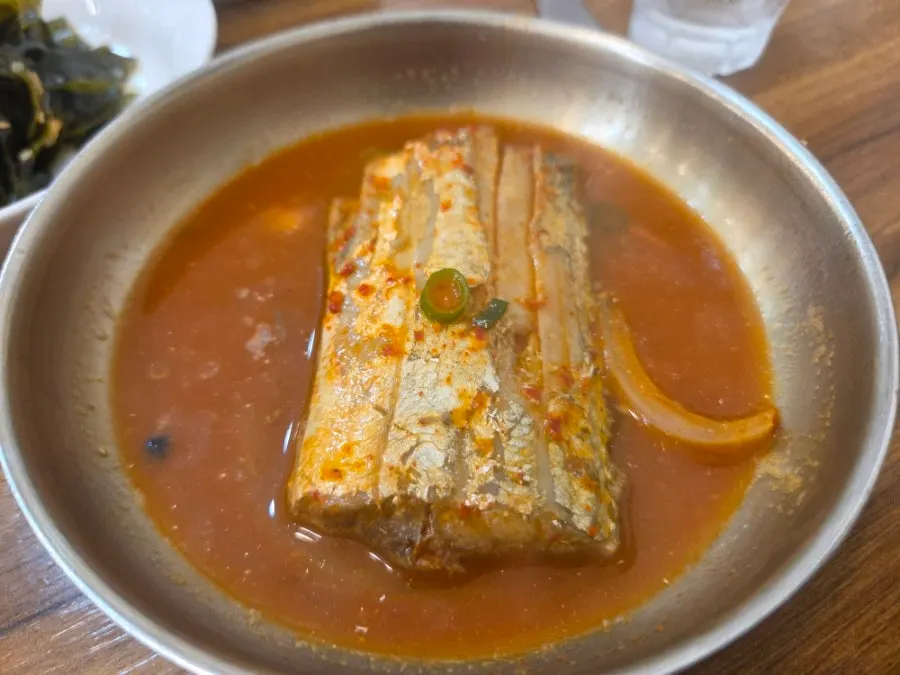 살 가득한 간장게장 한 점