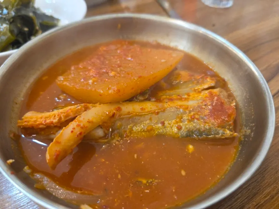 발라낸 갈치살과 칼칼한 조림 국물
