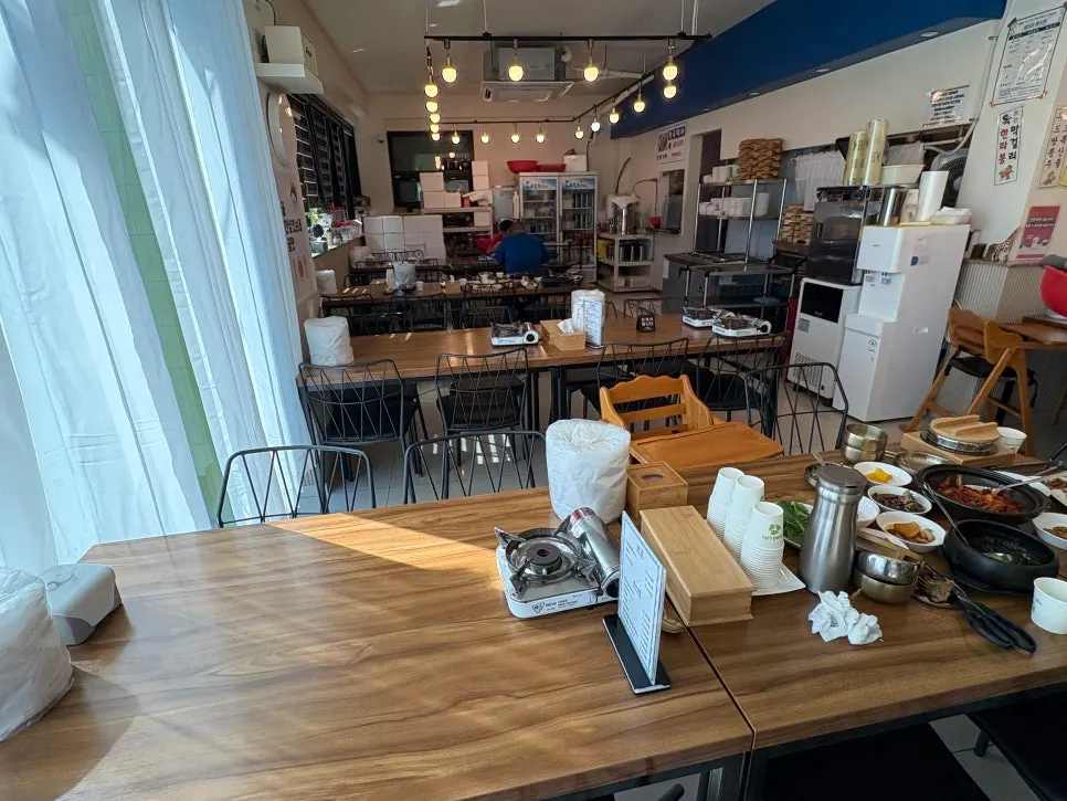 Table seating inside Jejurowoon Cheonghaewon