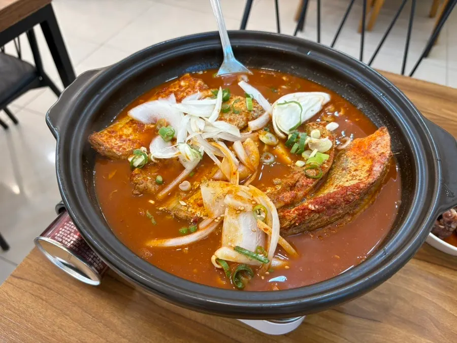 A full spread of braised hairtail at Jejurowoon Cheonghaewon Seongsan Ilchulbong Branch