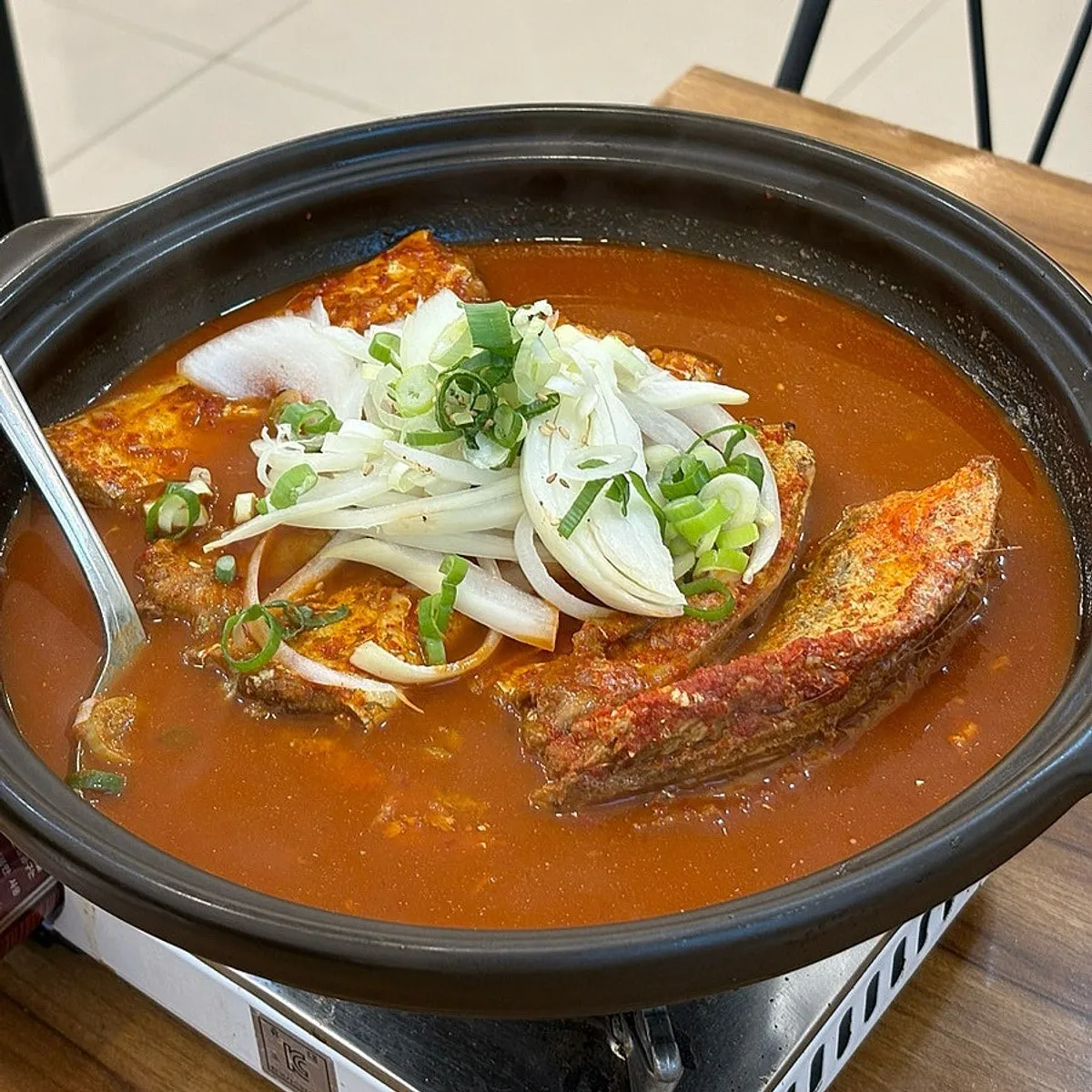 Full spread of Jejurowoon Cheonghaewon's A set with braised hairtail
