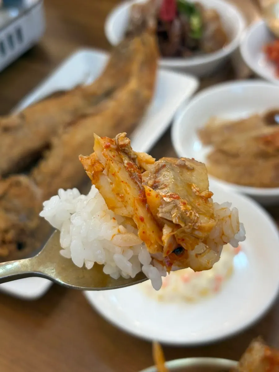 Close-up of the spicy braised hairtail sauce