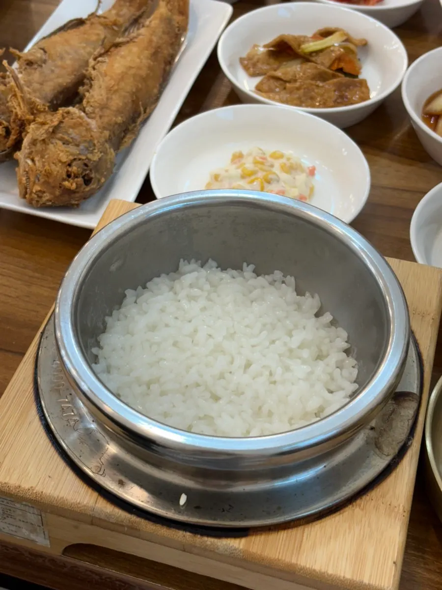Hairtail flesh placed on top of the hot stone pot rice