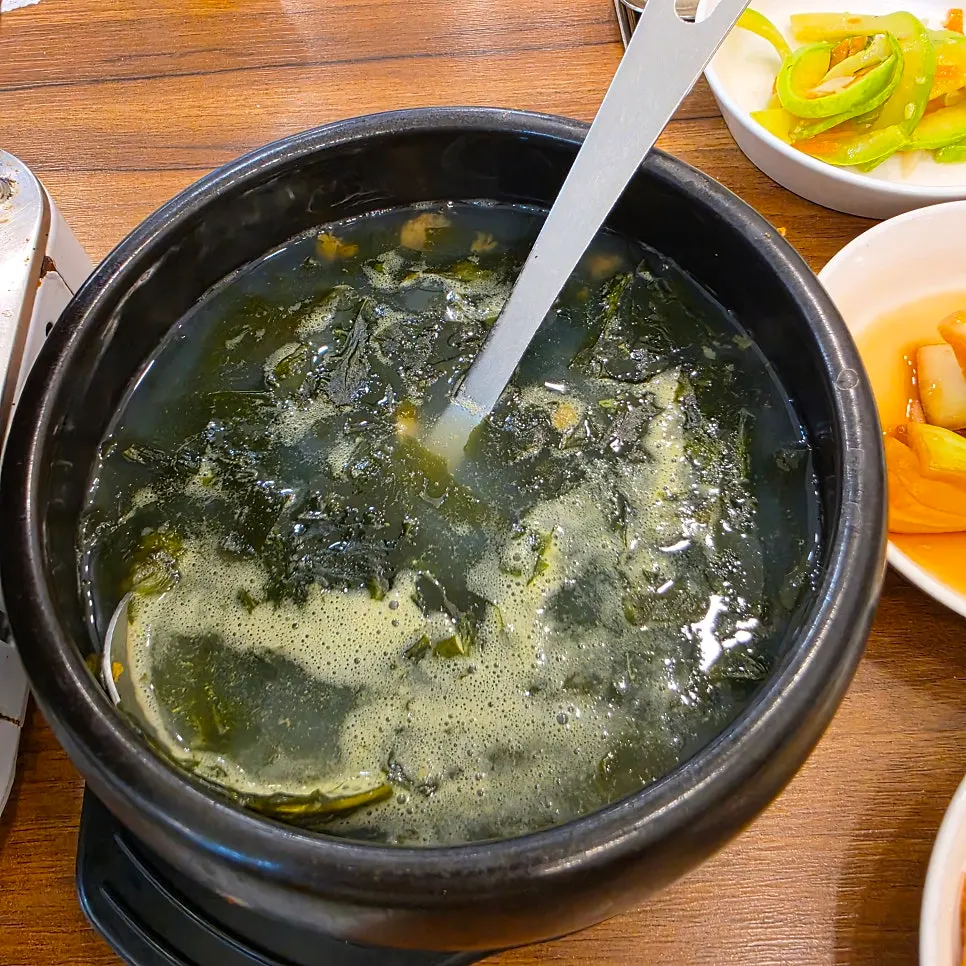 The sea urchin seaweed soup included in the set