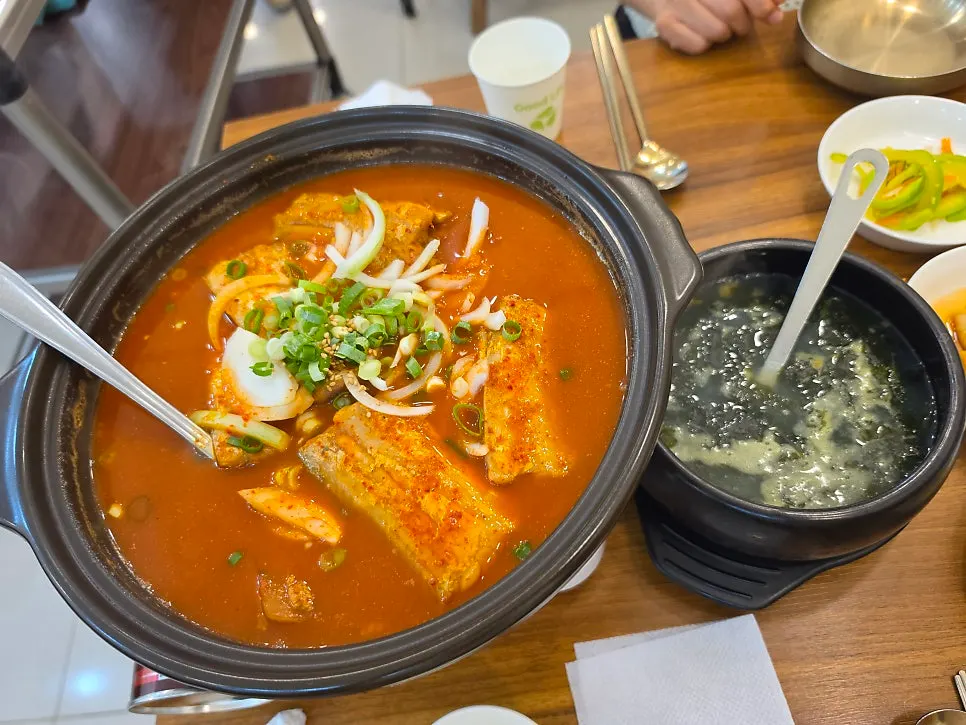 A whole pot of braised hairtail at Jejurowoon Cheonghaewon