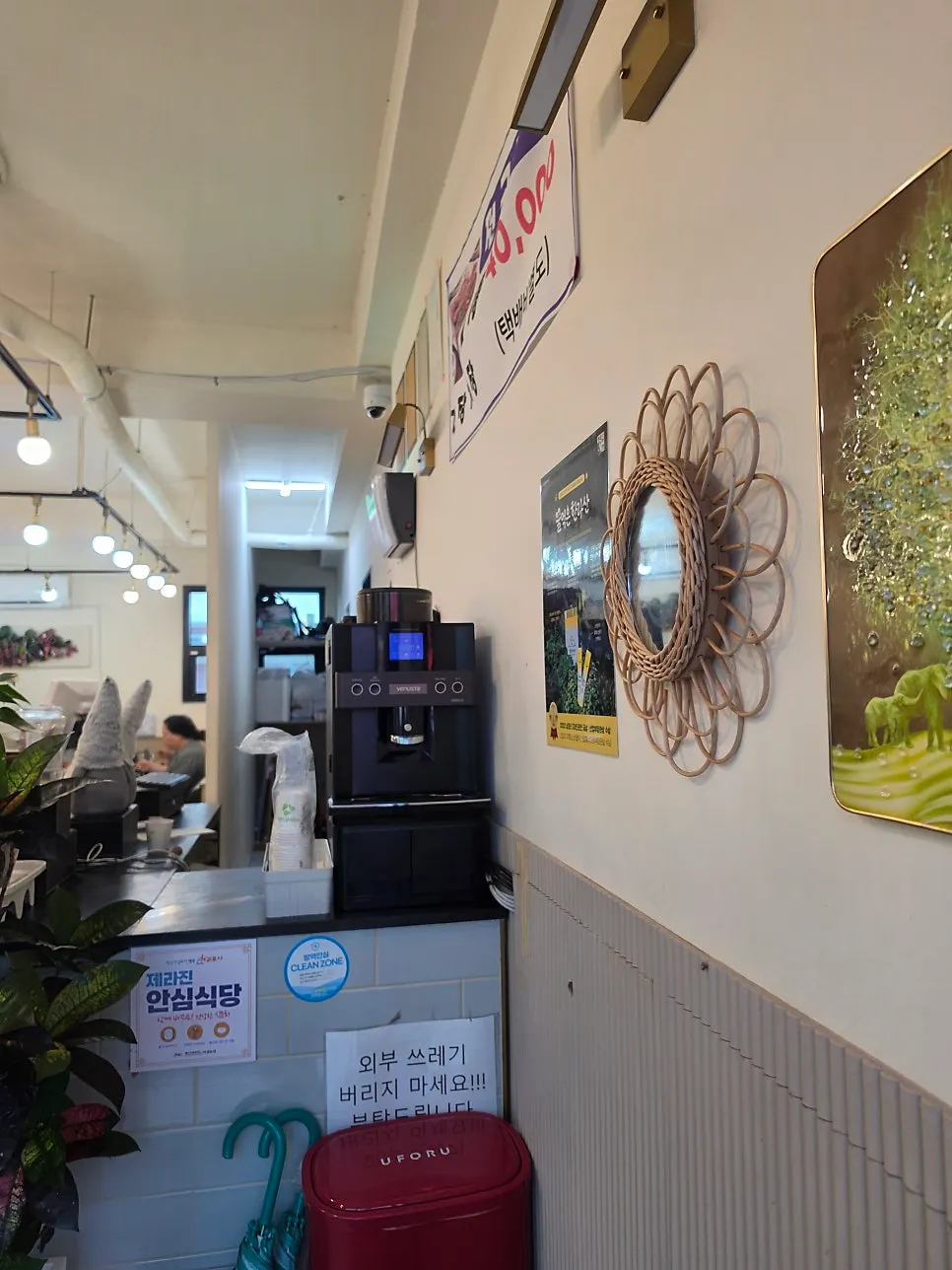 A meal at Jejurowoon Cheonghaewon shared with a child