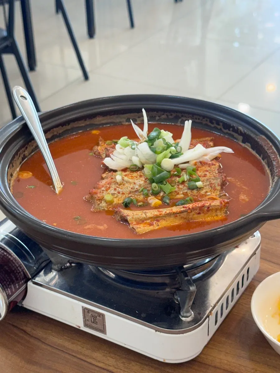 푸짐하게 깔린 밑반찬과 메인 요리