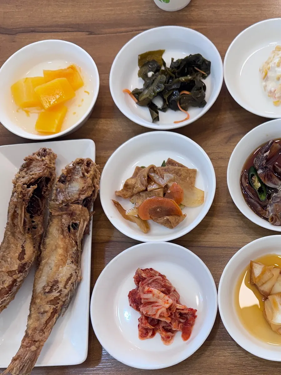 정갈하게 담긴 기본 밑반찬