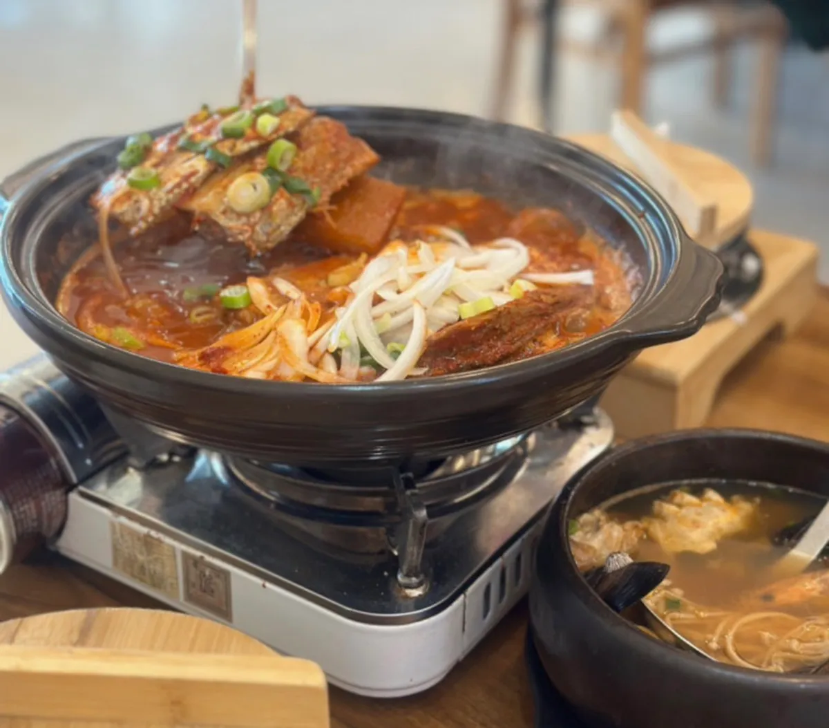 보글보글 끓는 빨간 양념 갈치조림