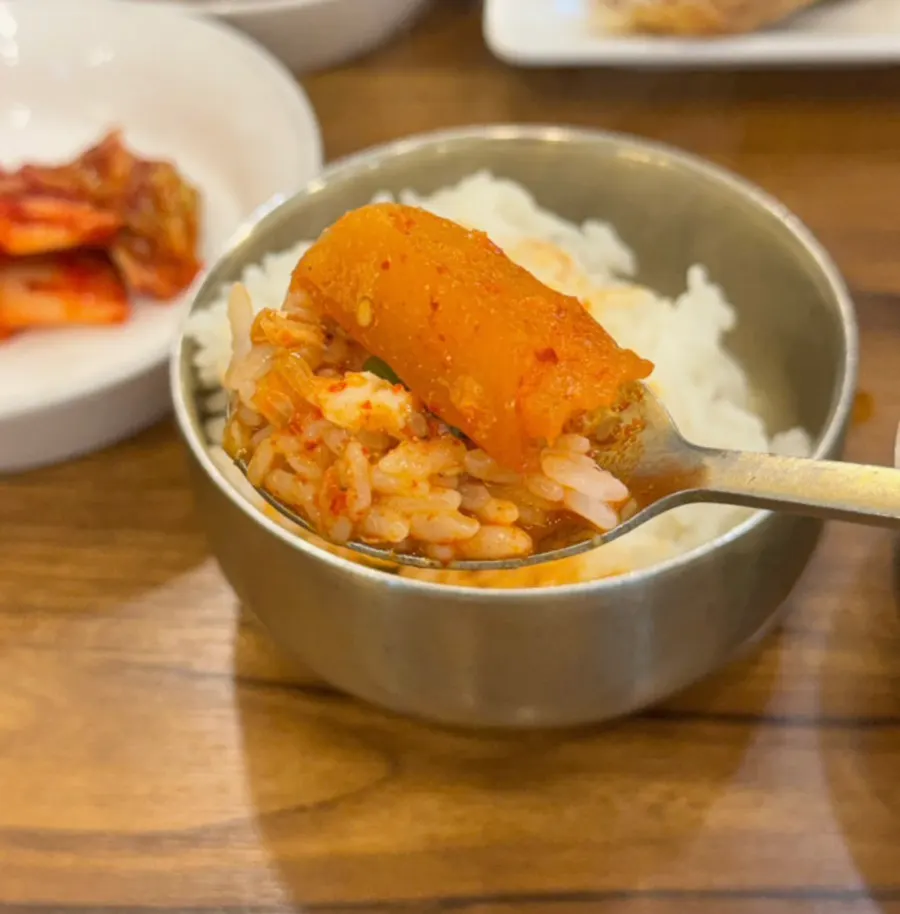 흰쌀밥 위에 올린 갈치살
