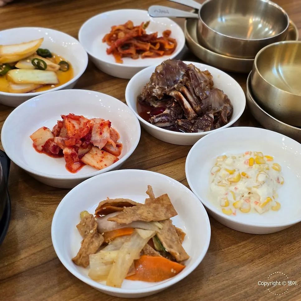 정갈하게 세팅된 다양한 밑반찬 상차림