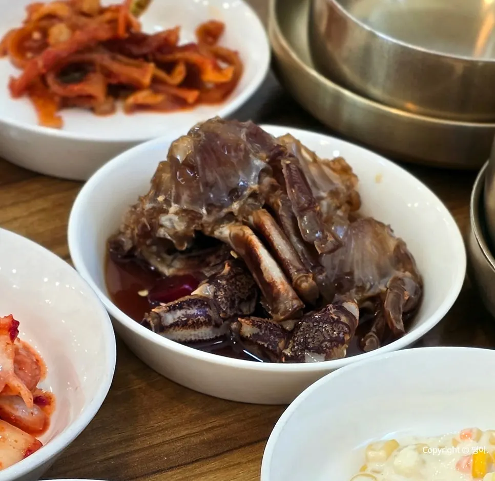 여러 가지 반찬이 올라간 밑반찬 접시들
