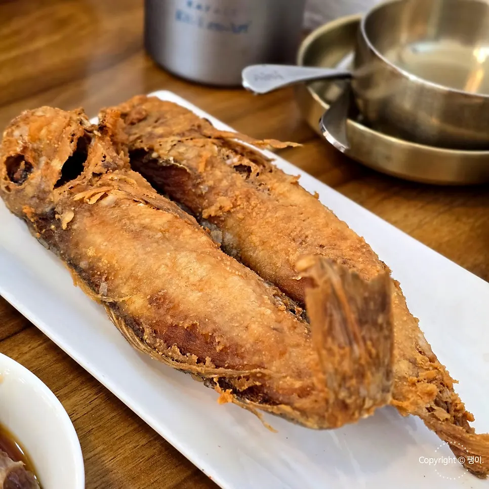 새우와 홍합, 미더덕이 든 해물뚝배기 속 해산물