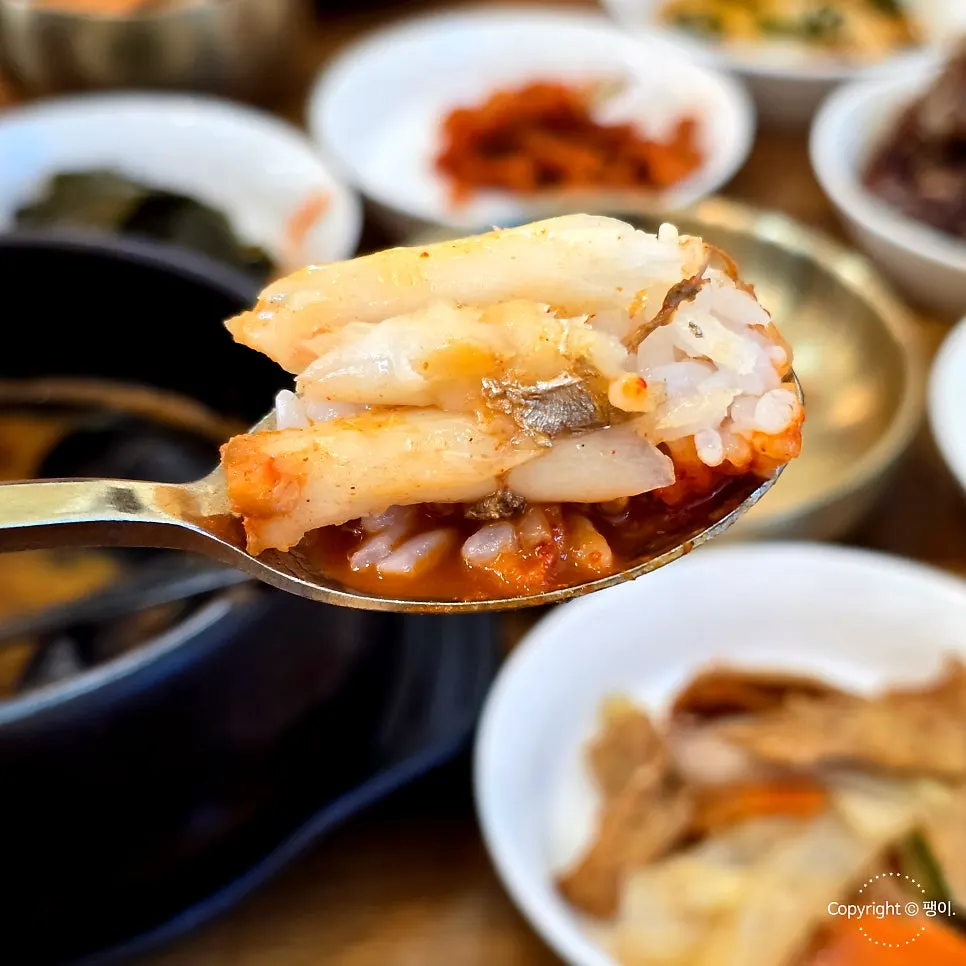 갈치조림 속 양념 배인 큼직한 무