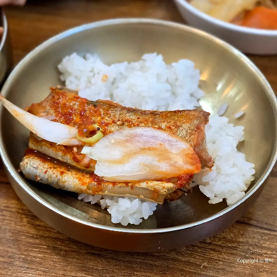 나무받침에 뚜껑 덮여 나온 찰솥밥