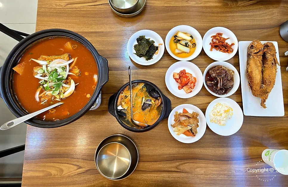 갈치조림과 옥돔구이, 해물뚝배기가 차려진 A세트 한 상