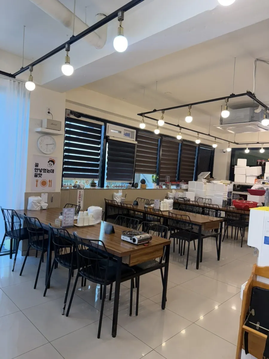 Seating inside Jejurowoon Cheonghaewon Seongsan Ilchulbong Branch
