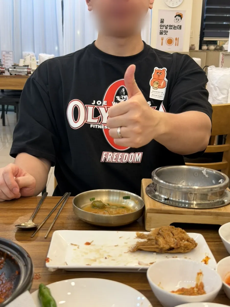 Showing satisfaction after finishing even the stone pot rice