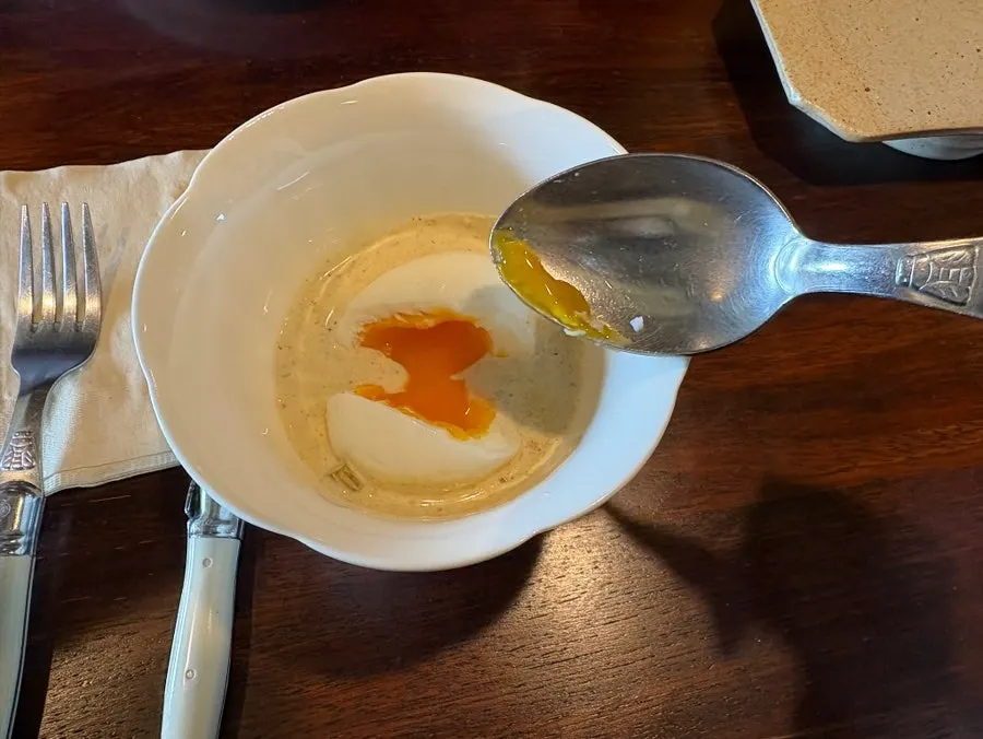 트러플 크림 소스 안쪽의 토마토 다이스