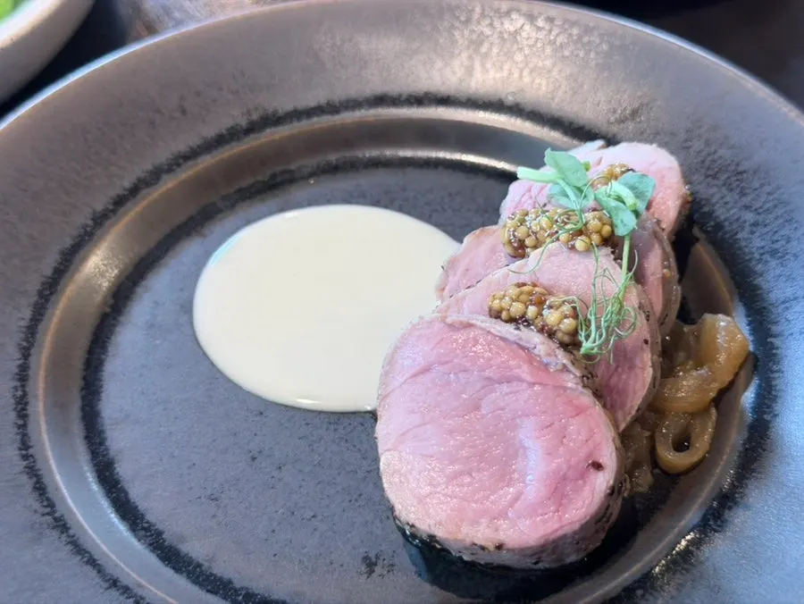 제주 흑돼지 안심과 로즈마리 감자구이 메인 접시