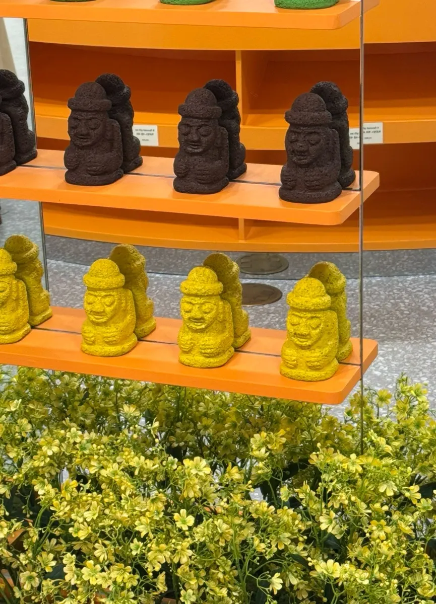 제주 기념품용 하르방느 선물 세트 진열대