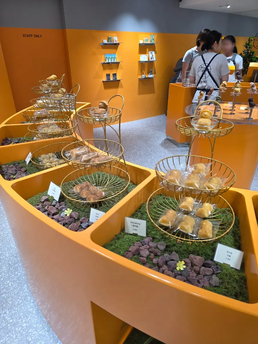 Jeju-style display with green grass and artificial stones