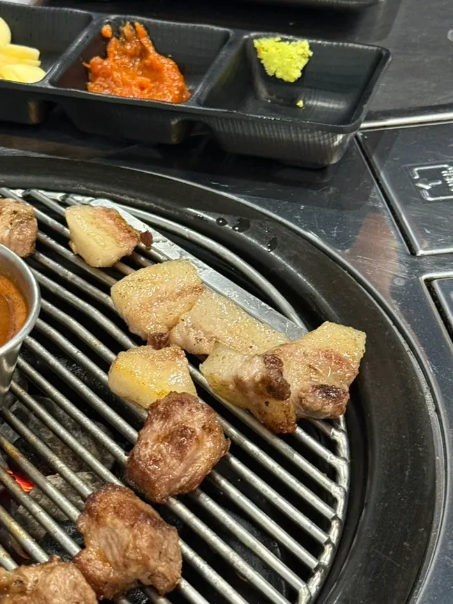 멜젓과 곁들인 제주 흑돼지