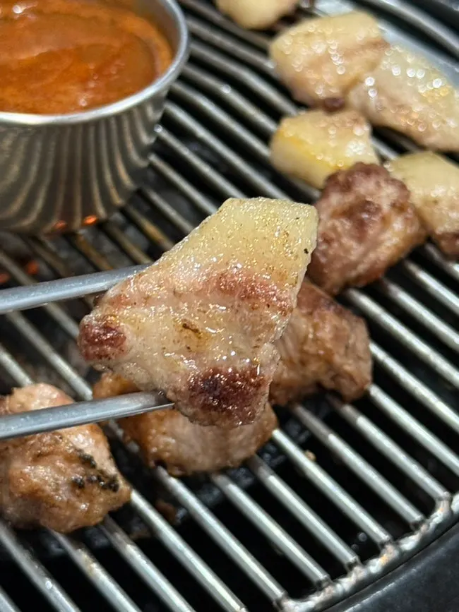 멜젓과 곁들인 제주 흑돼지
