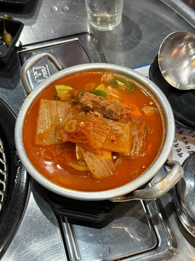 쫀득한 식감의 흑돼지 꼬들살