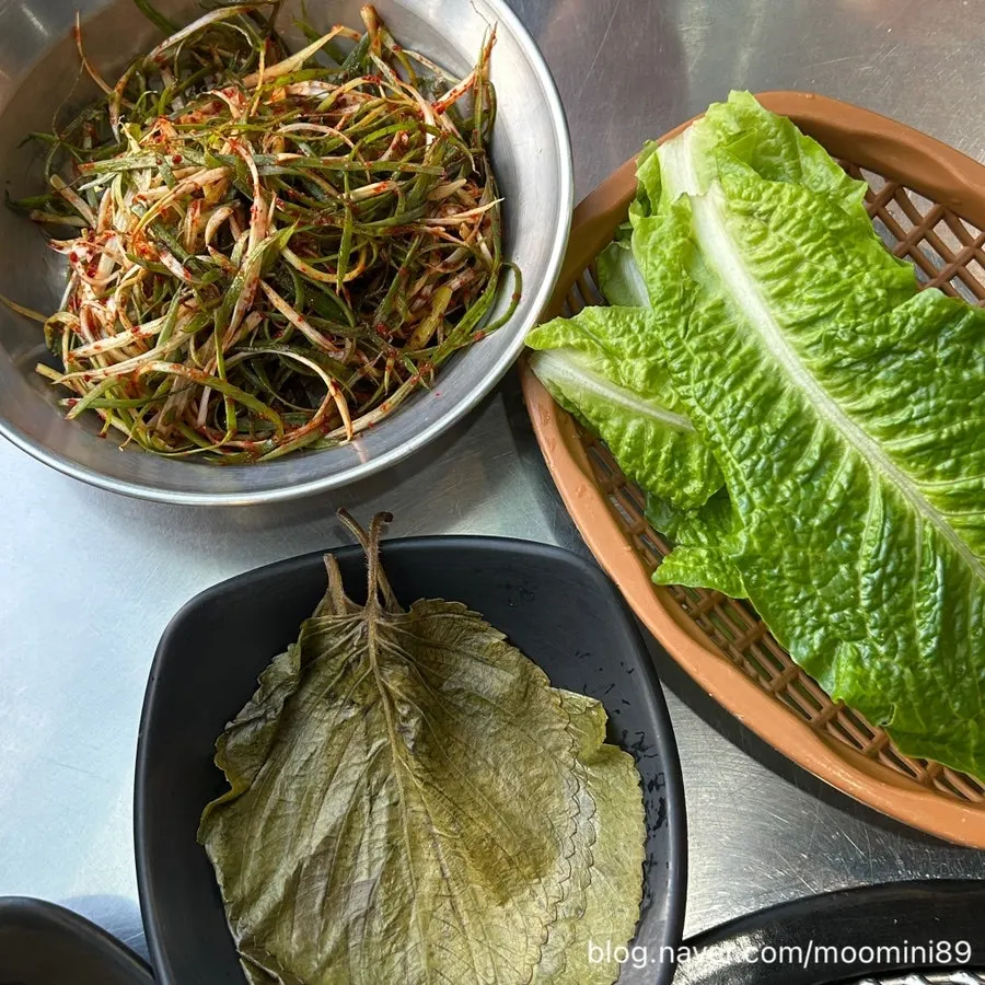 Table set with pre-grilled black pork geungogi