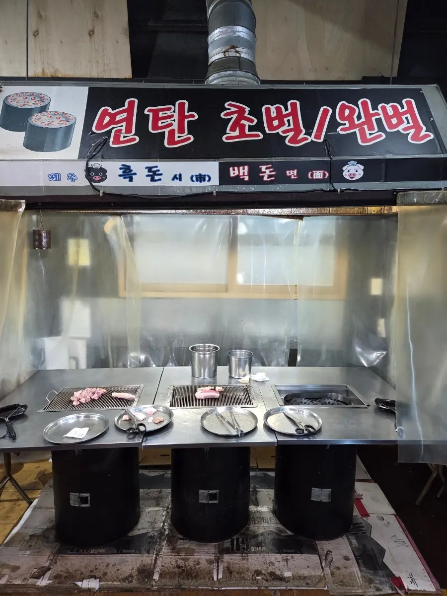 Seating inside Heukdonsibaekdonmyeon