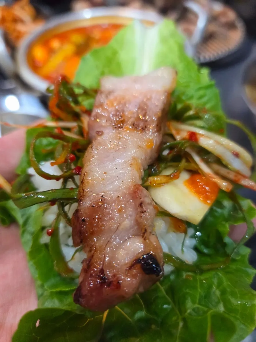 Black pork served with wrap vegetables