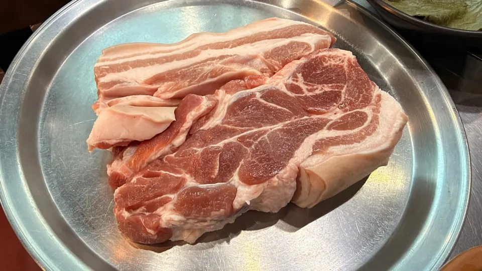 Plate of black pork geungogi with neck and belly cuts
