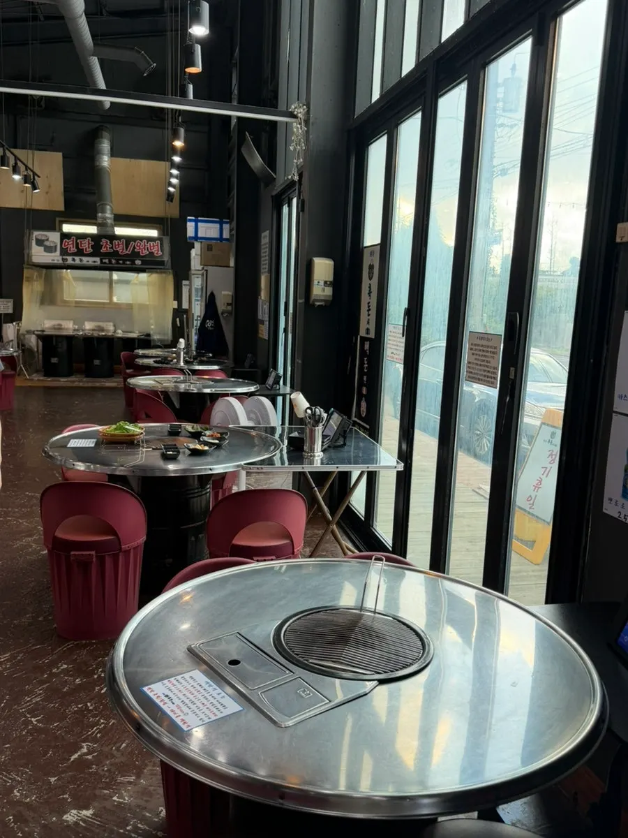 Menu board listing black pork geungogi and fresh galbi