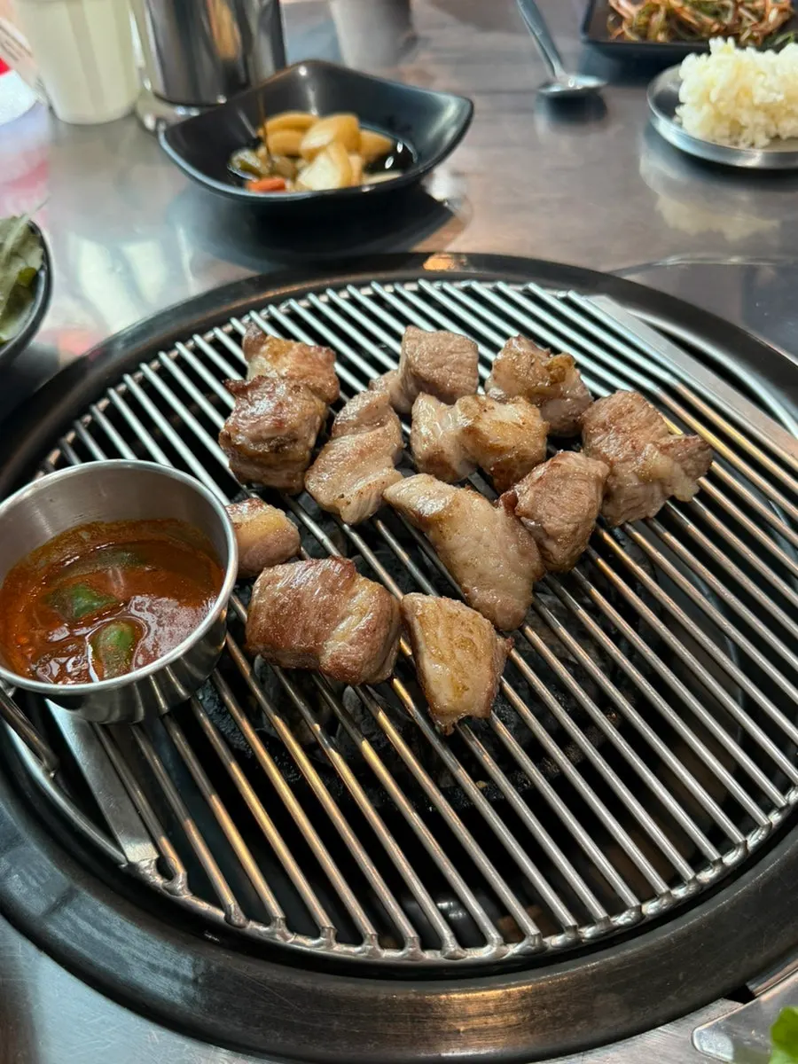 Pre-grilled black pork served on the pan