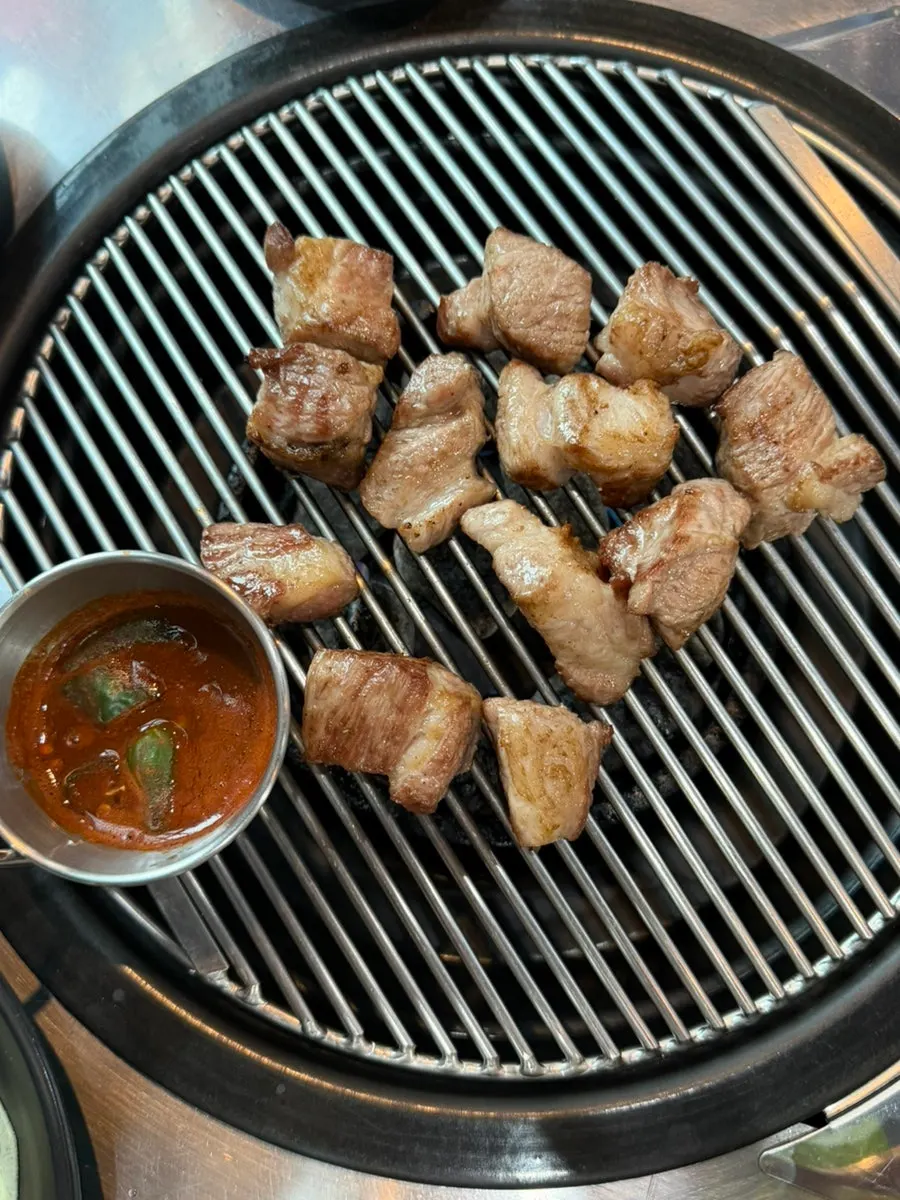 A piece of black pork geungogi picked up with chopsticks