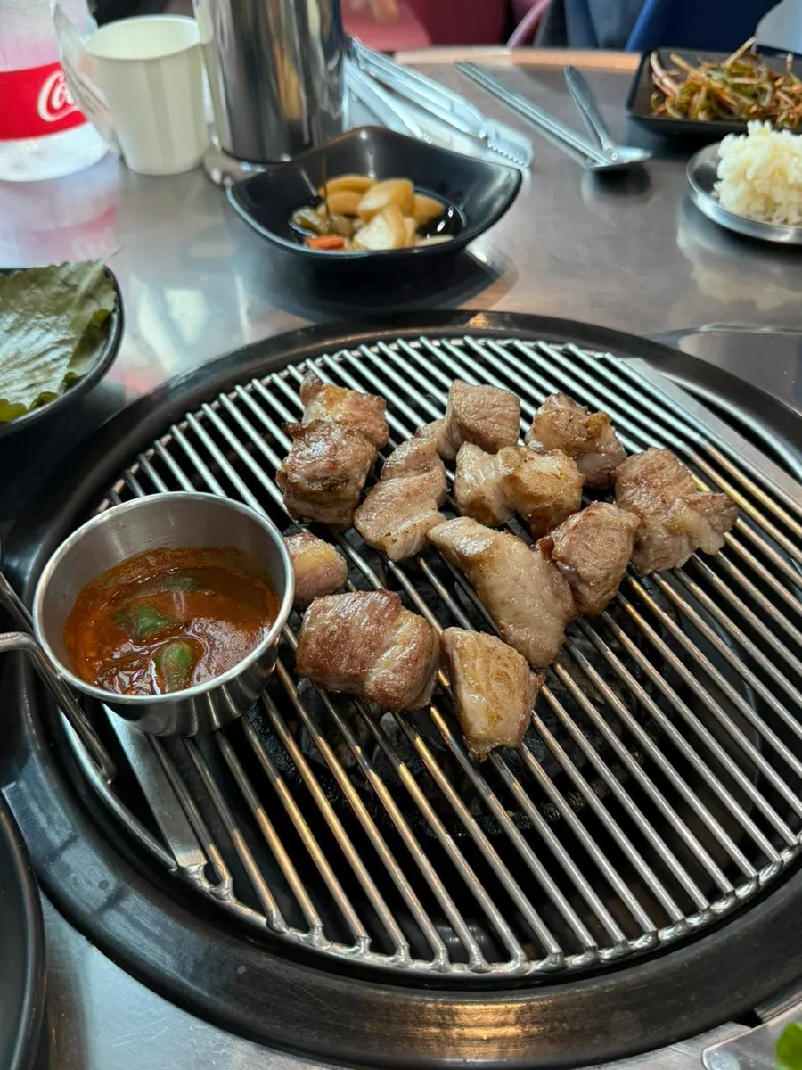 Cross-section of black pork geungogi with charcoal smokiness
