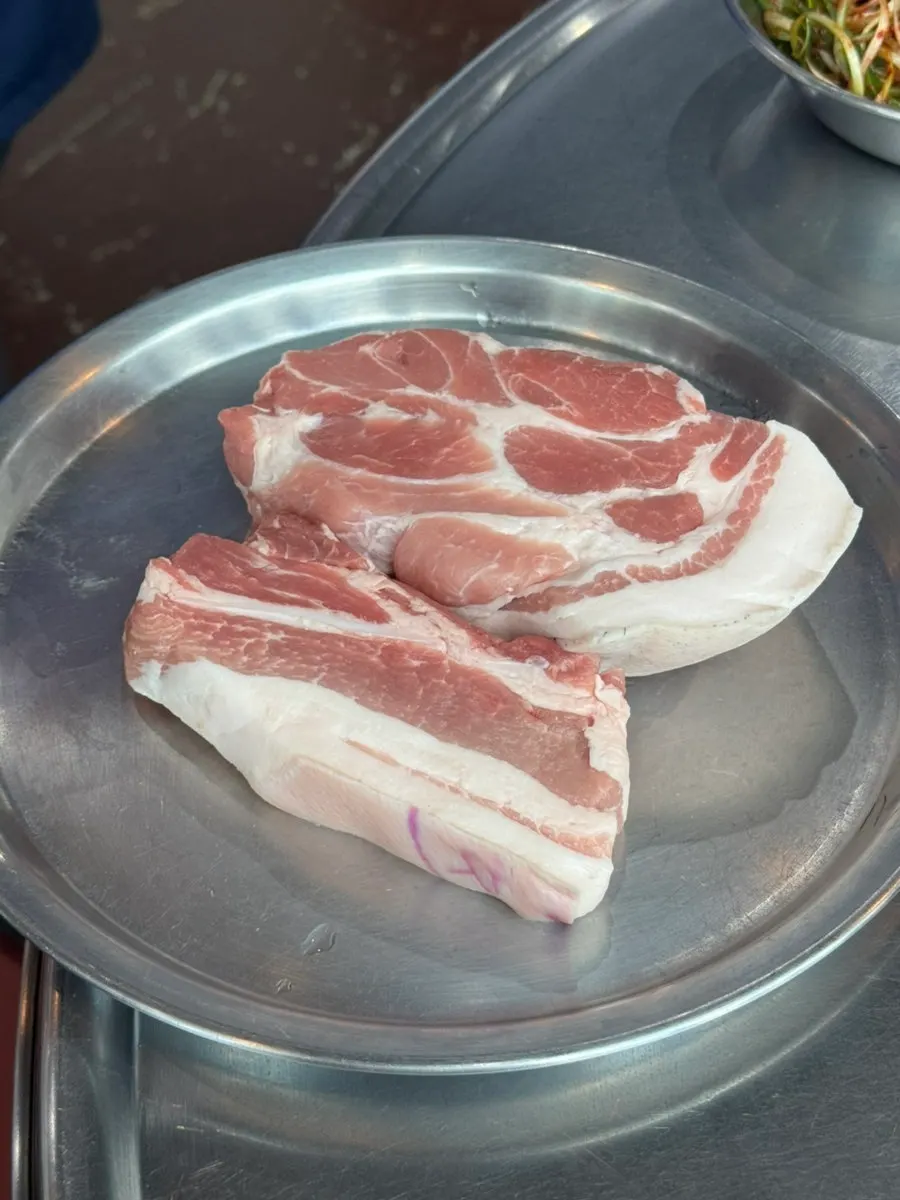 A plate of black pork geungogi grilled over charcoal