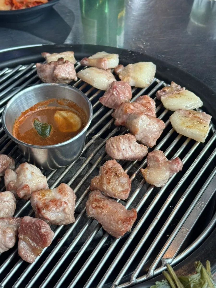 Black pork cooking on the maifan stone