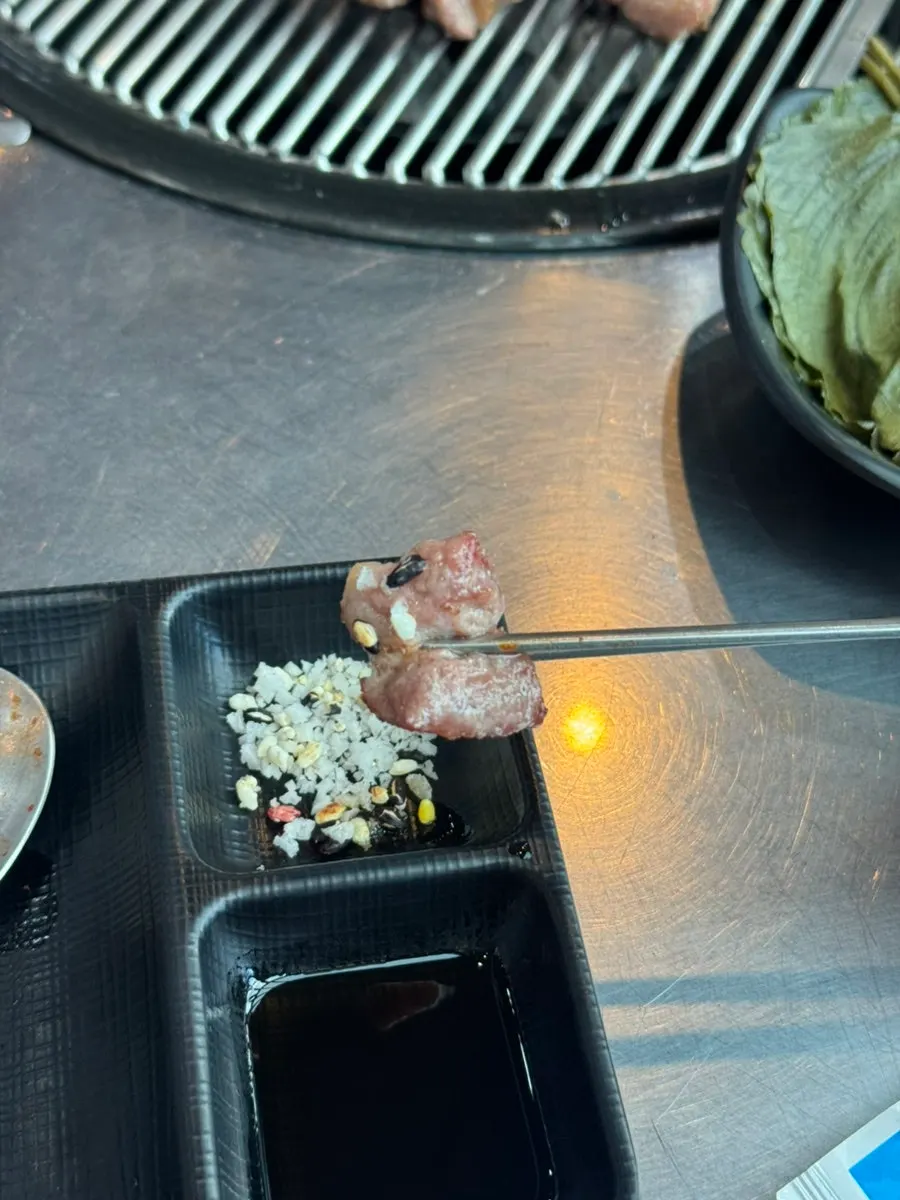 Meat dipped in salt roasted with four kinds of grains