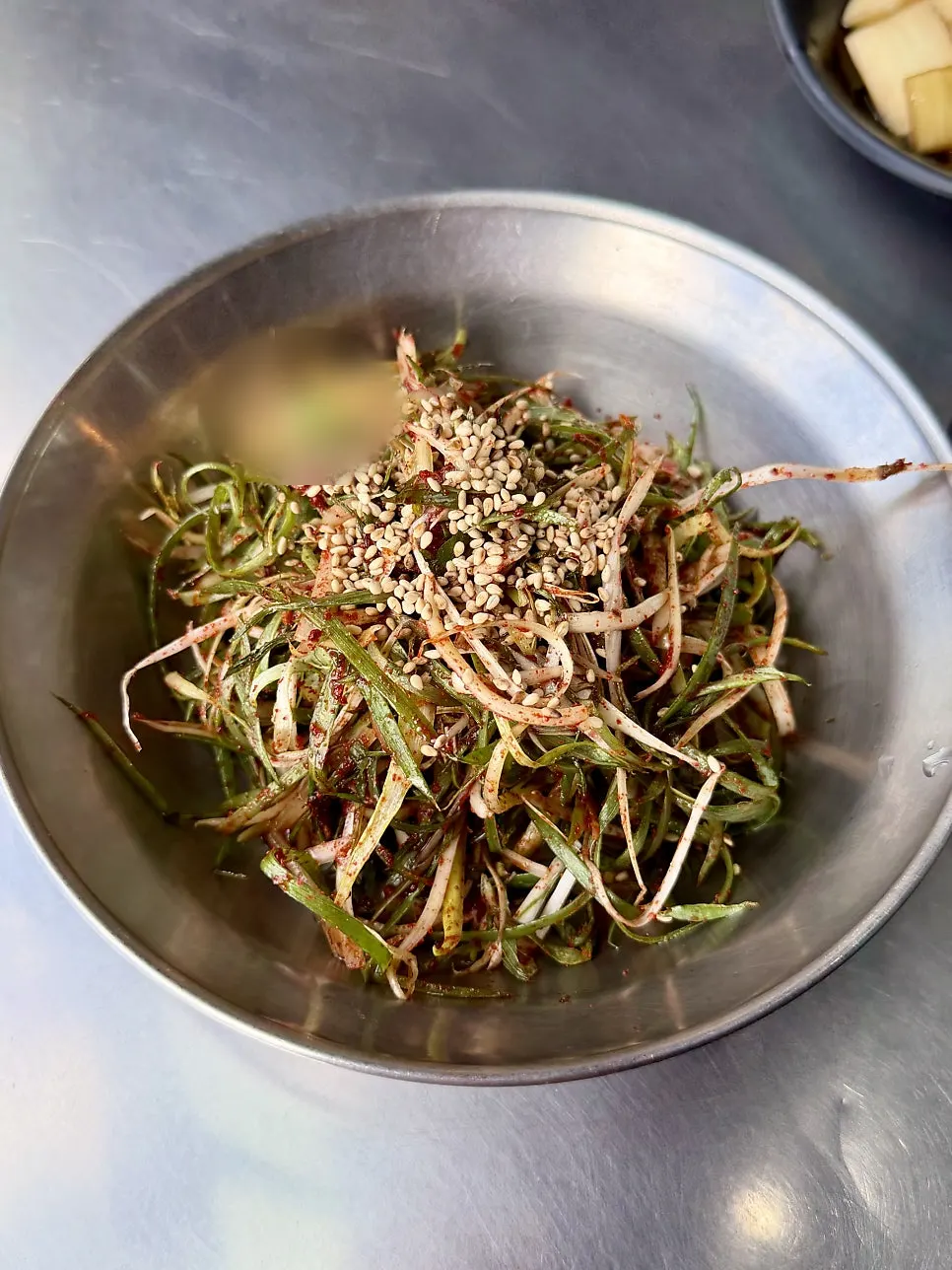 Side dish of perilla leaves and pickled radish