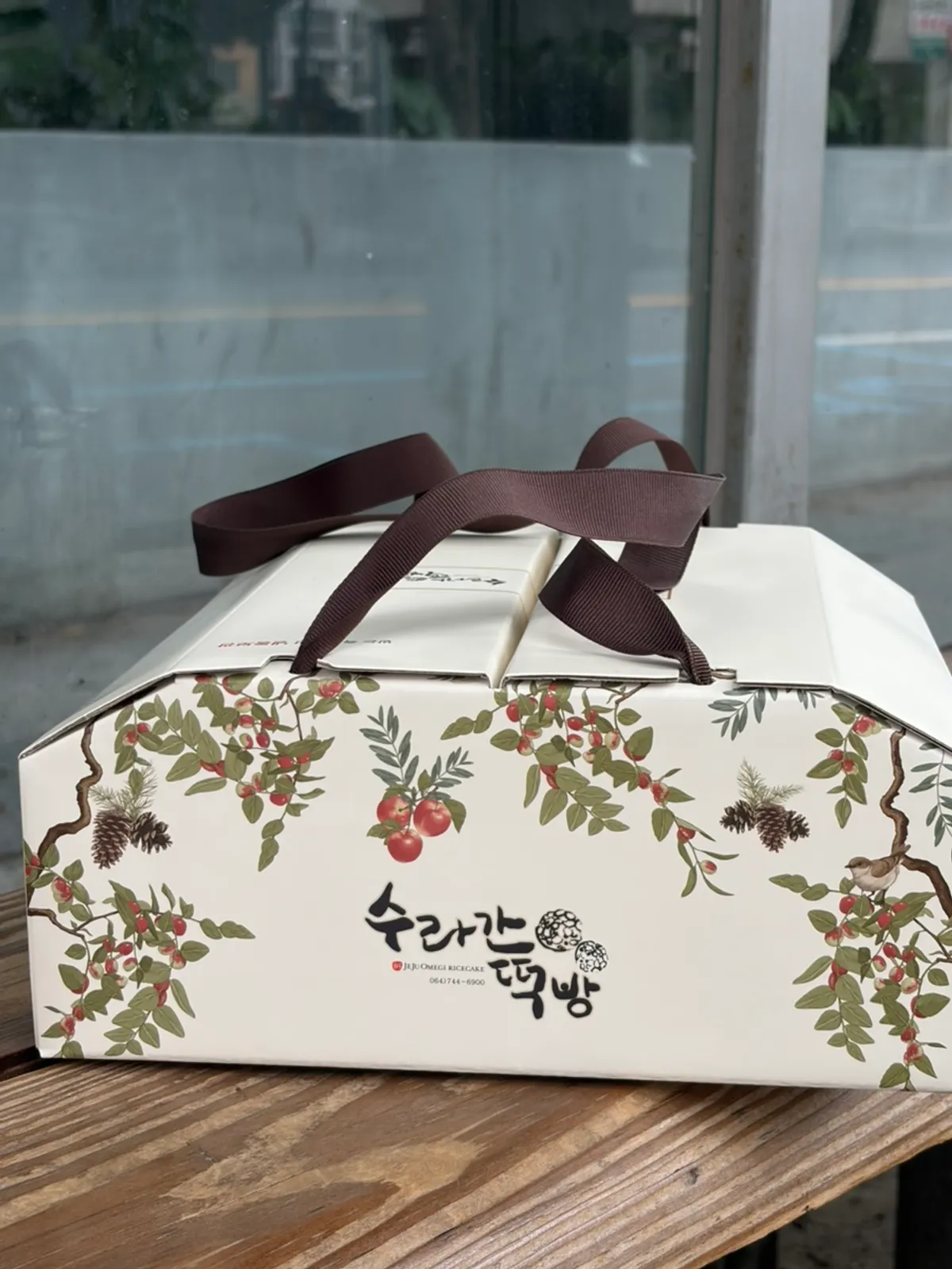 Gift box packaging of omegi-tteok from Suragan Tteokbang