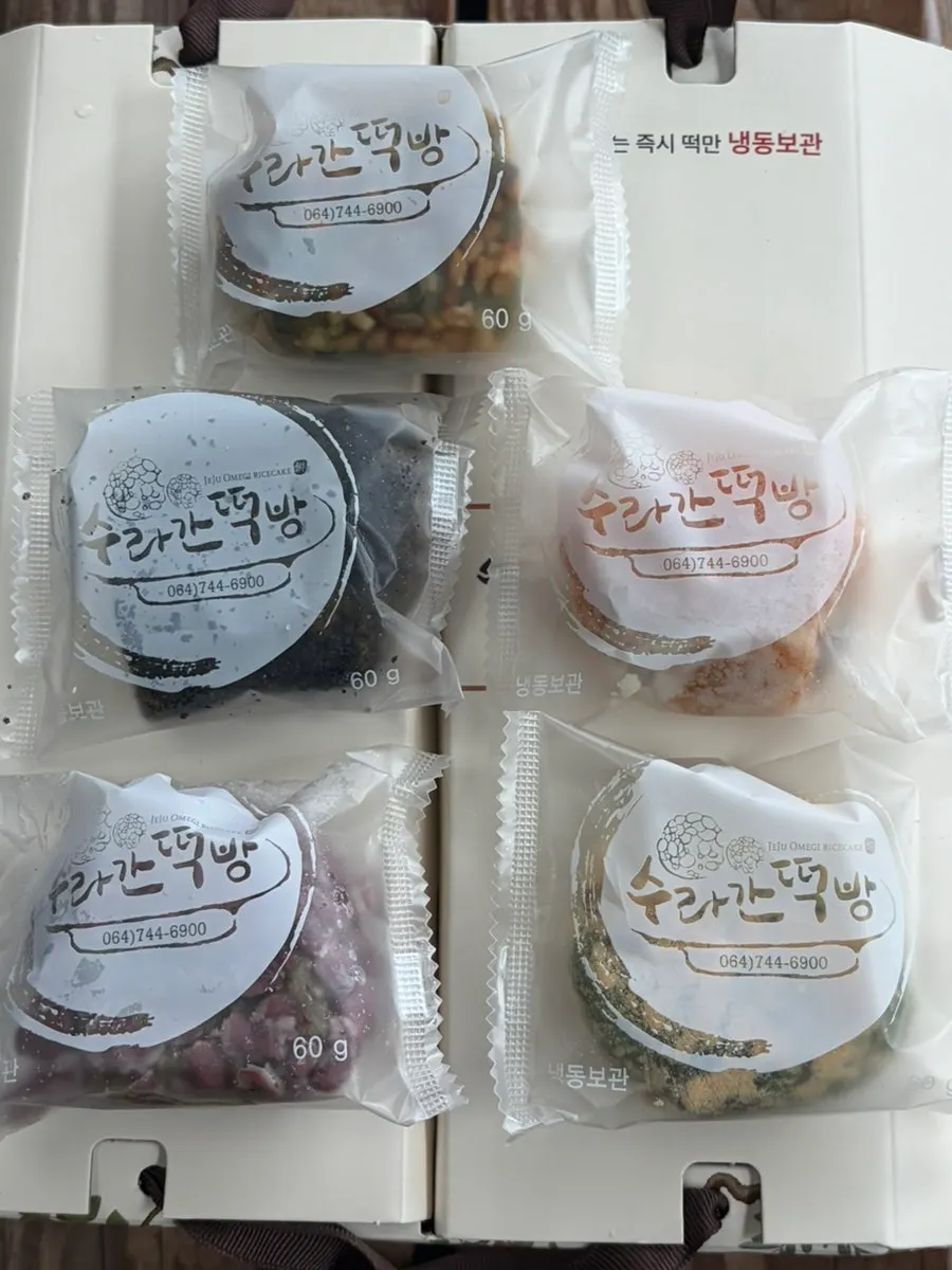 Omegi-tteok displayed by flavor