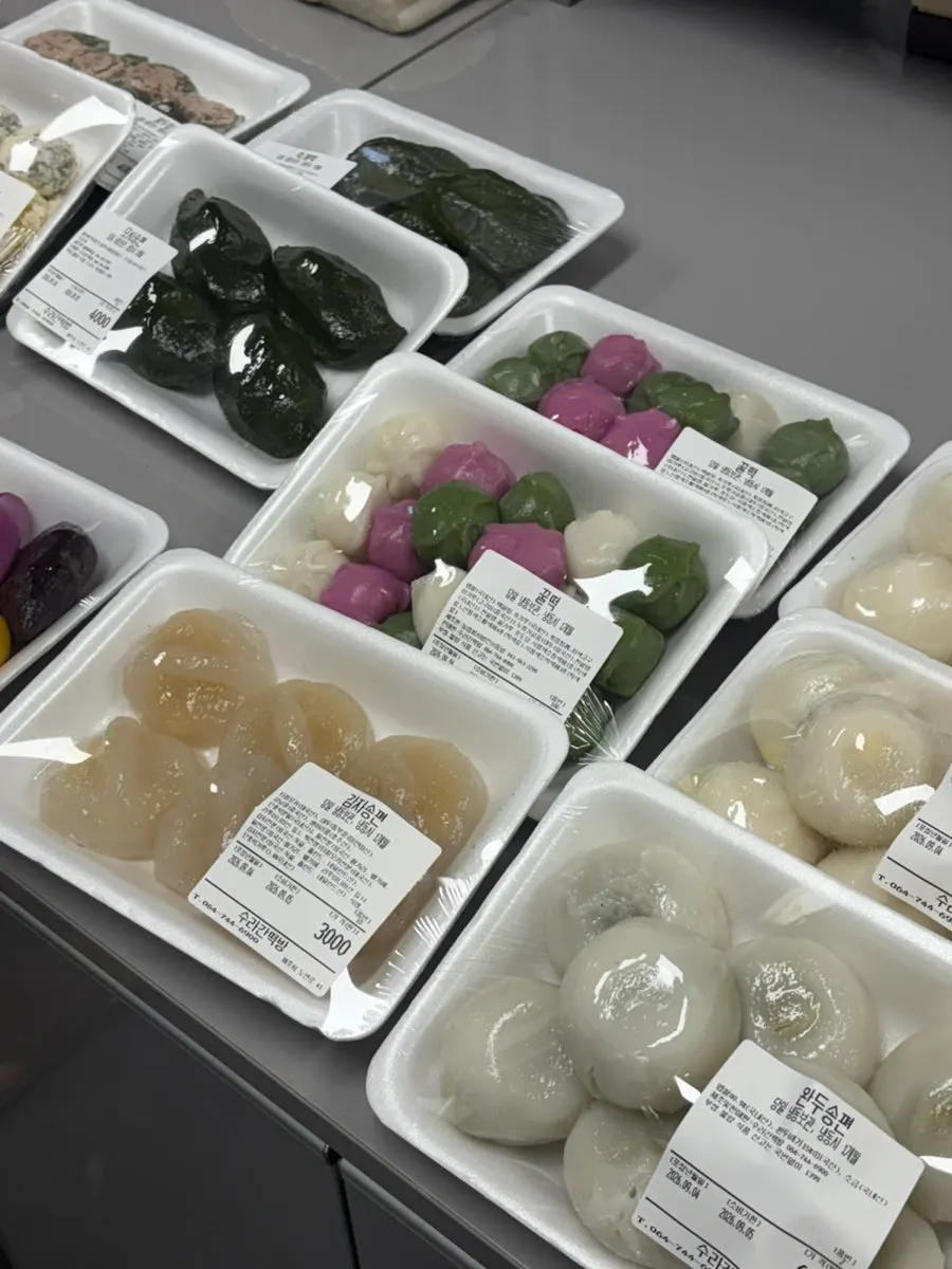 Small-portion seolgi and songpyeon rice cakes for sale