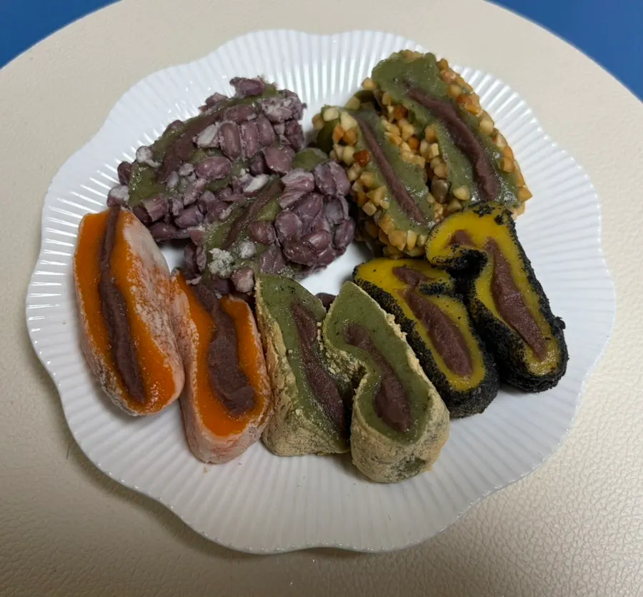 Omegi-tteok set with tangerine and soybean-powder flavors