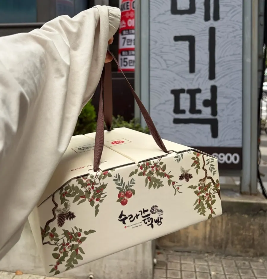 Omegi-tteok packed in a gift bag