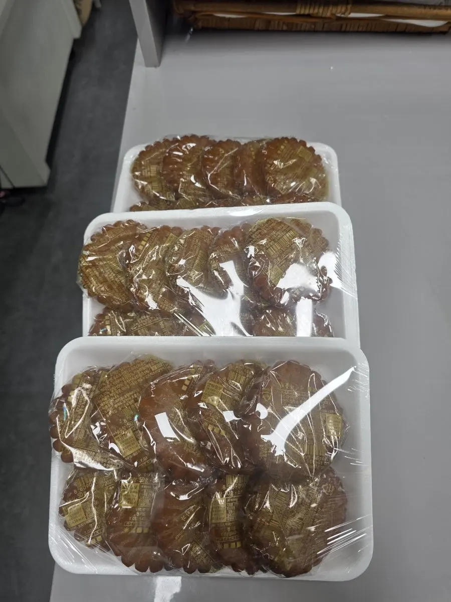 세로로 담은 매장 내부 떡 진열 모습
