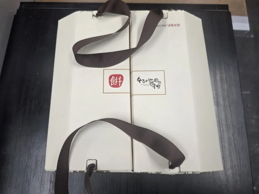 상자에 담긴 여러 맛 오메기떡