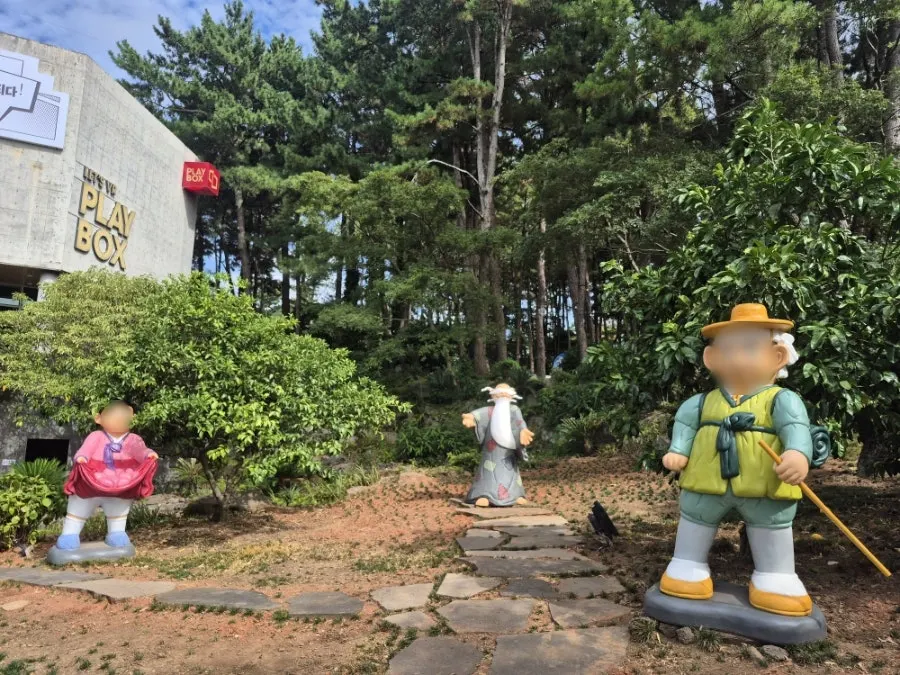 테마파크 툰 주차장에 세운 렌터카
