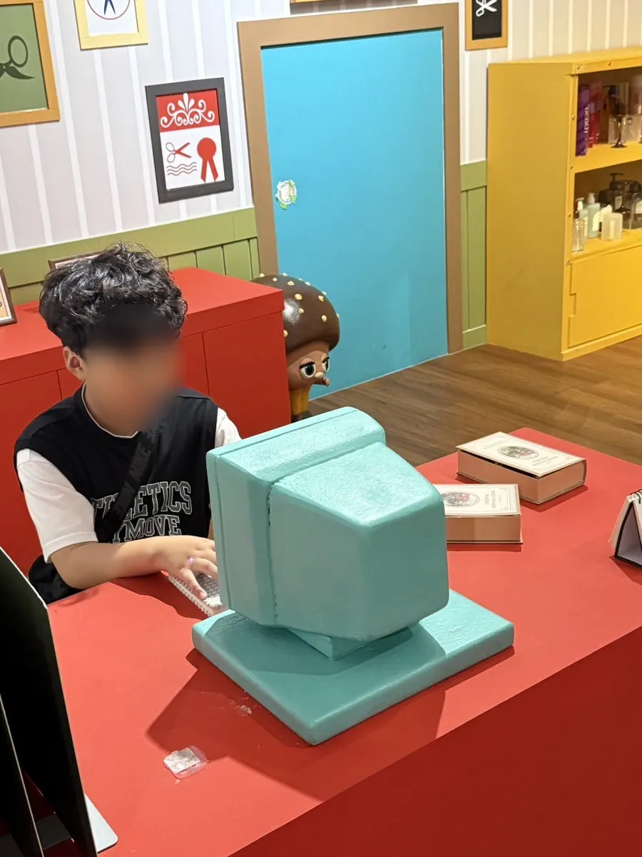 Set recreating a webtoon scene at Theme Park Toon